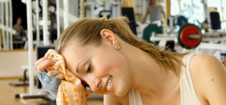 Transpiration du visage chez une jeune femme sportive