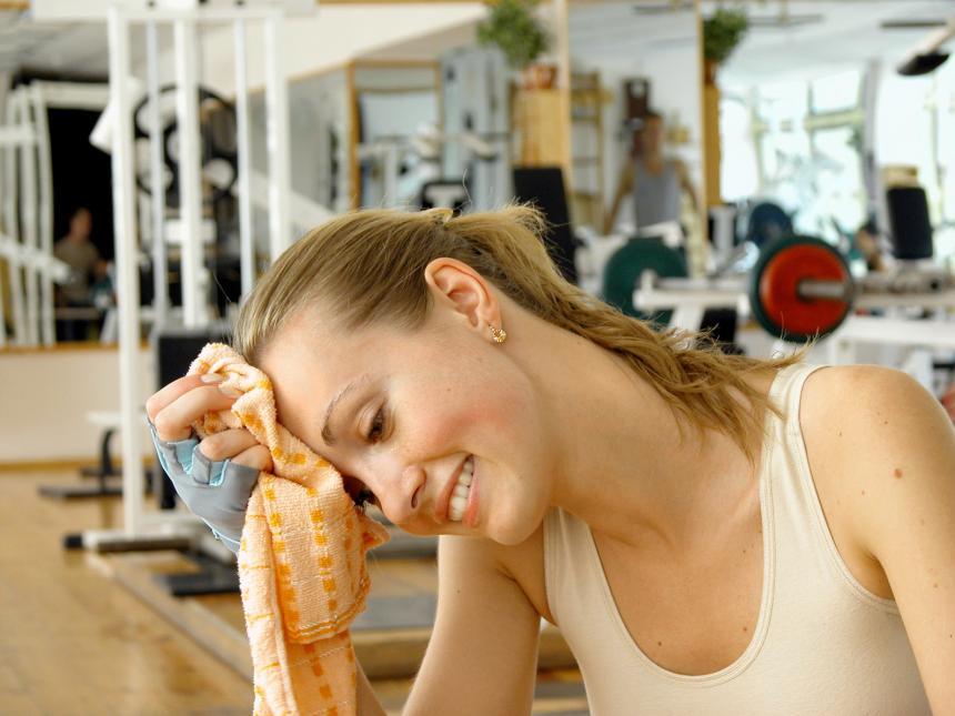 Transpiration du visage chez une jeune femme sportive